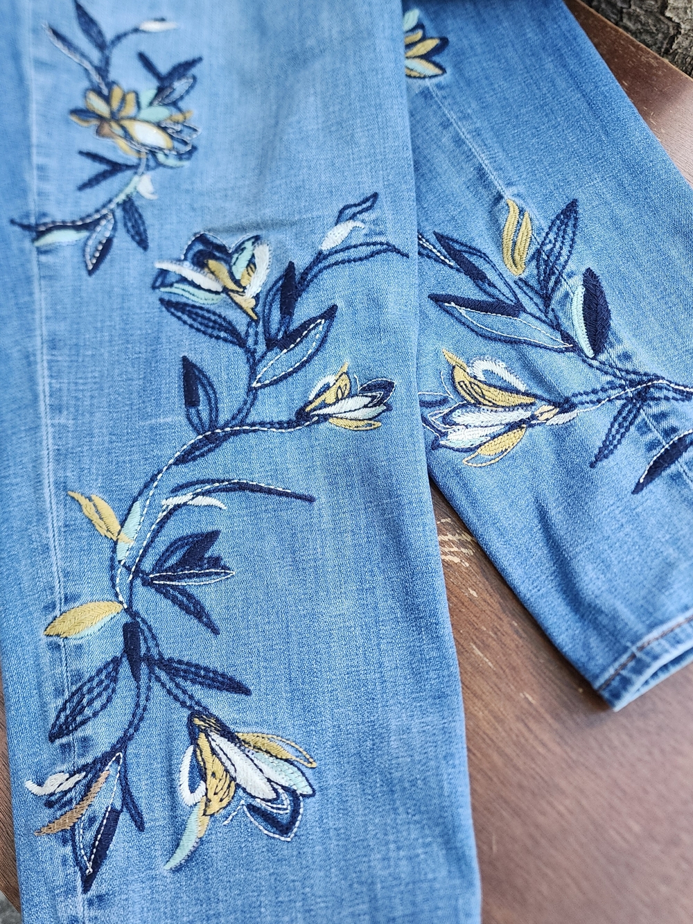 Chico's Floral Embroidered Girlfriend Ankle Jeans Blue Stretch Medium Wash 4R/20
